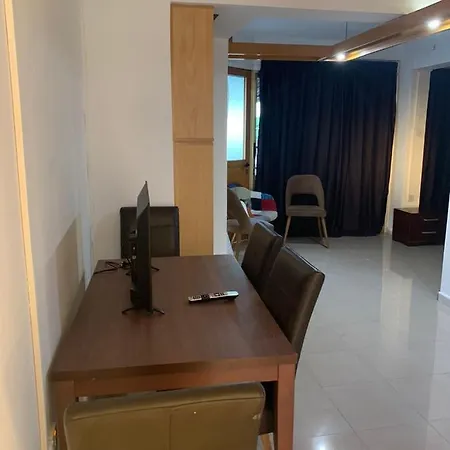 Ground Floor With Big Balcony Апартаменти