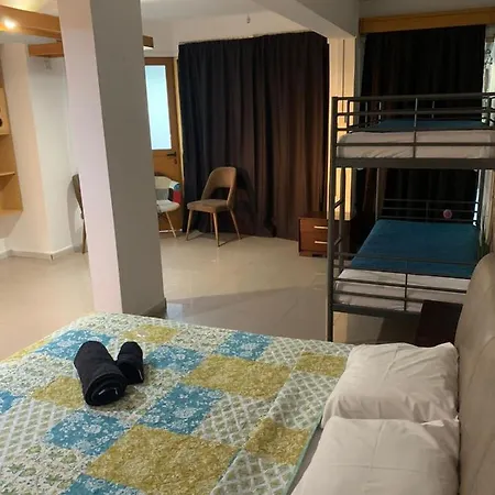 Ground Floor With Big Balcony Апартаменти