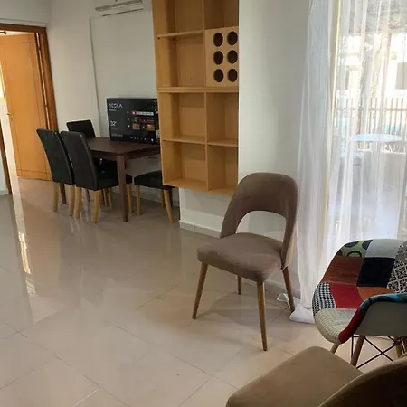 Ground Floor With Big Balcony Апартаменти Ларнака